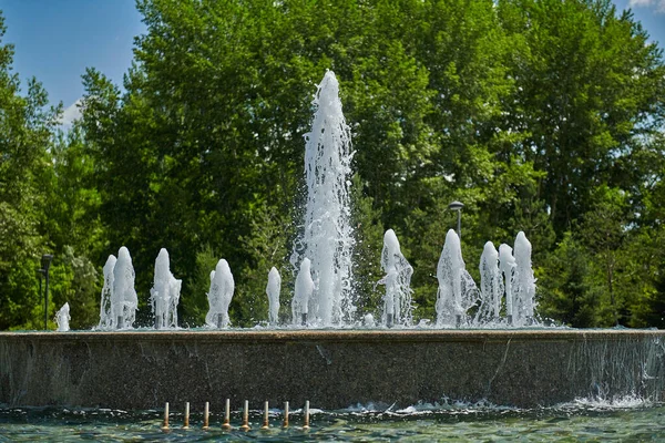 Big city beautiful fountain in the park is working — Stock Photo, Image