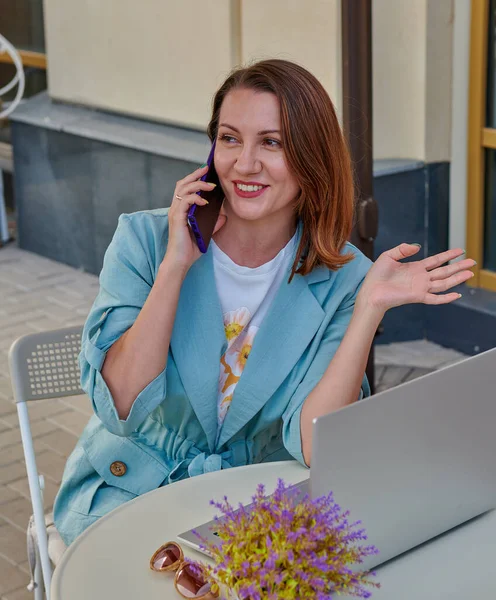 Mujer de negocios hablando por teléfono en un café — Foto de Stock