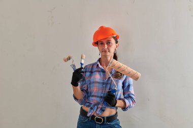 Başında bir başlık bulunan büyük bir püskülün ellerindedir.