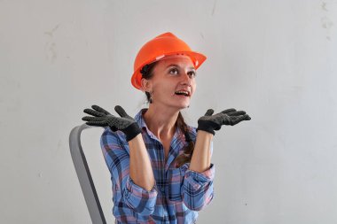 Siyah eldivenli ve kasklı sürpriz kız.