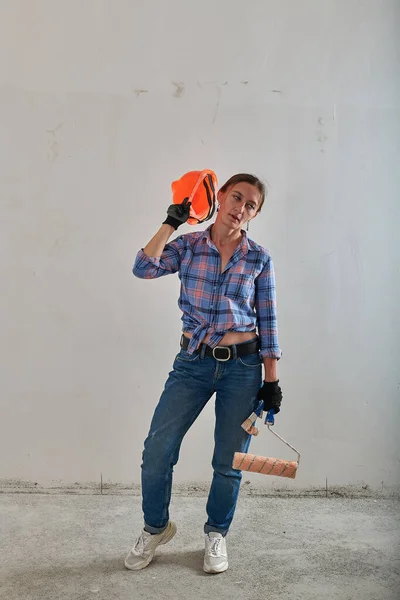 Capataz muito cansado no apartamento onde os reparos estão sendo feitos — Fotografia de Stock