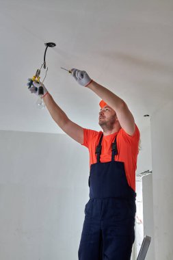 Bir apartmandaki elektrikçinin en zor işi.