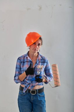 Miğfer inşaat müfettişinin kafasından kaydı.