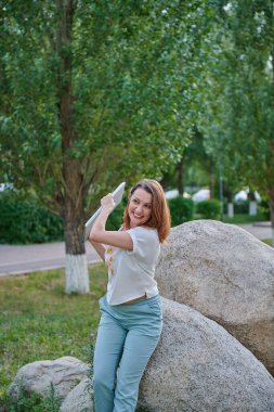 Kızgın kadın öfkesinden dizüstü bilgisayarı parçalamak istiyor.