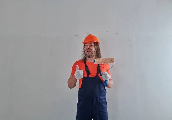 В строительном шлеме профессиональный художник в квартире — стоковое фото