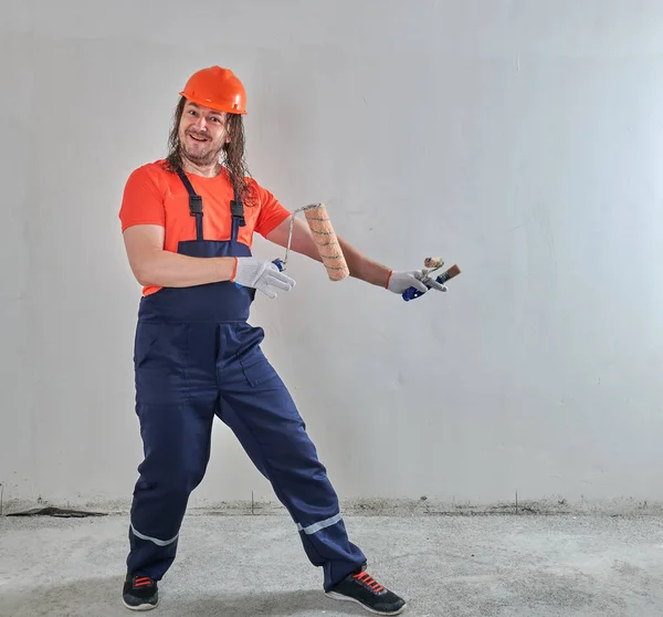 Инженер по танцам с инструментами для ремонта квартиры — стоковое фото