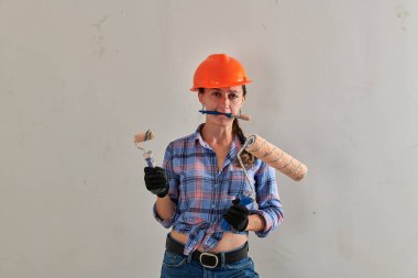 Dişlerinde büyük bir fırça ve kafasında da bir kask var.