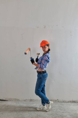 Bir takım aletleri ve silindiri olan komik bir işçi.