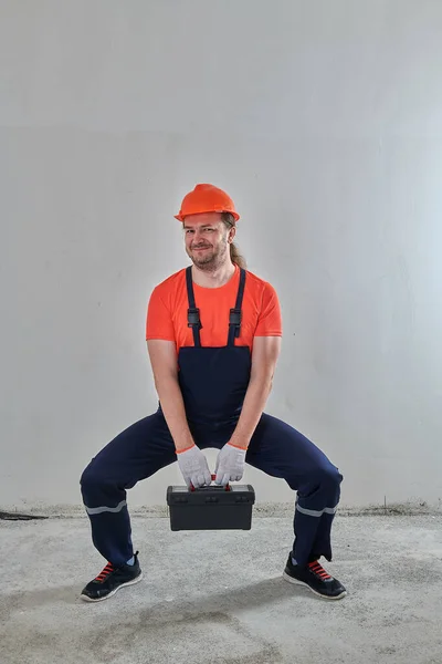 De loodgieter heeft een zwarte gereedschapskist zwaar zeer — Stockfoto