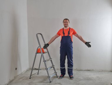 Usta ellerini merdivene doğru kaldırır.