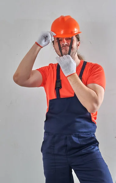 Polier-Chef versucht, sich einen Helm aufzusetzen — Stockfoto