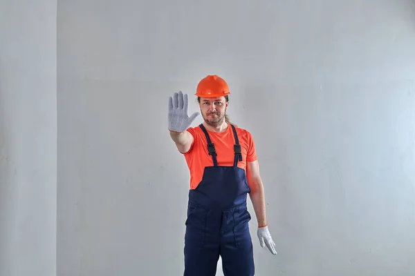 Smart foreman makes an important hand gesture — стоковое фото