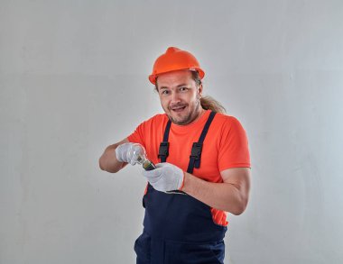 Tatmin olmuş bir elektrikçi usta sınıfını gösterir