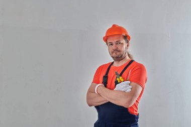 Ciddi bir müteahhit daireyi onarmak için geldi.