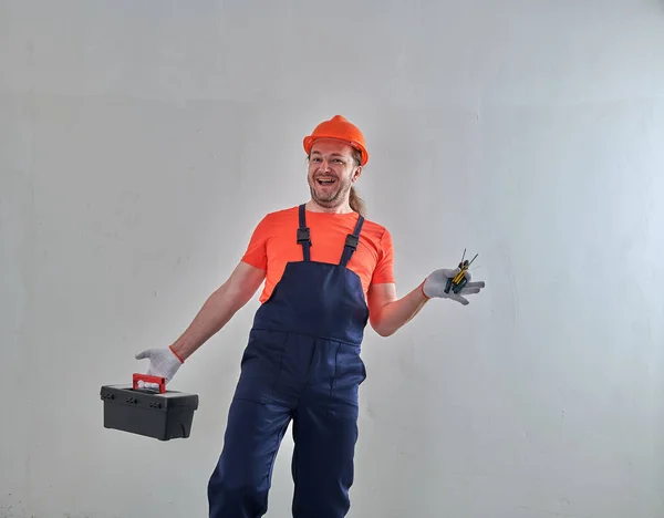 Смешной ремонтник с инструментами стоит в квартире — стоковое фото
