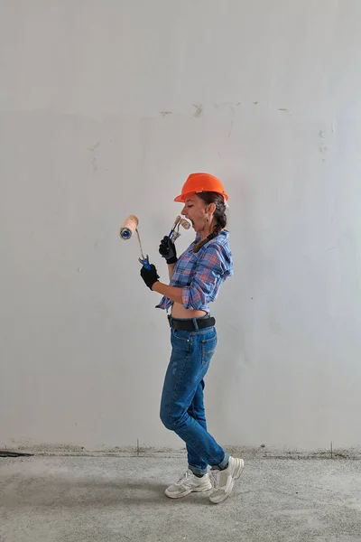 Голодный работник с инструментами и роликами — стоковое фото