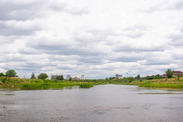 Річка ісхім у Казахстані широка. — стокове фото