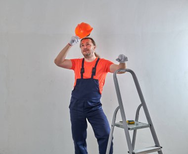 Ustabaşı metal bir merdivene yaslandı.