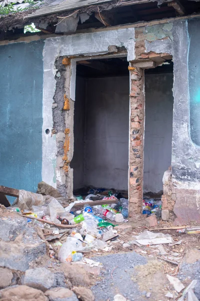 Ormandaki çökmüş evde çöp.