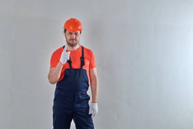 Beyaz eldivenli kızgın mühendis ellerini kaldırdı.