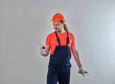 Tulumlar içinde, bir fitness ustası sınıfını gösterir.