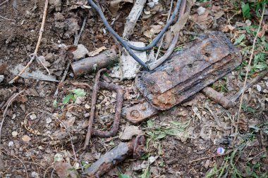 Çok uzak olmayan bir yerde çökmüş bir ev, döküntü bir çatı var.