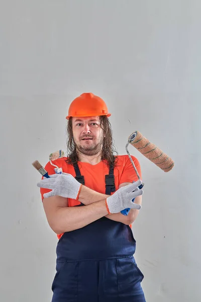 Seriöser Reparateur mit Werkzeug zur Reparatur der Wohnung — Stockfoto