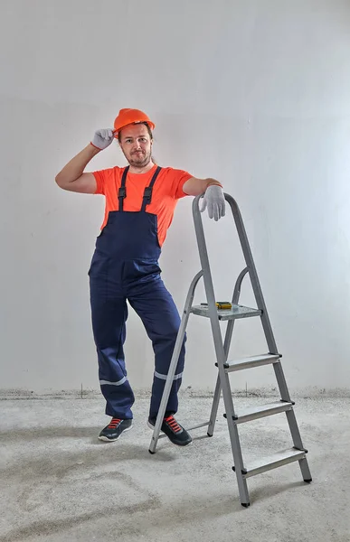 Reparador de vida feliz se apoyó en la escalera —  Fotos de Stock