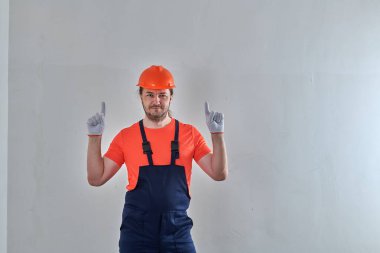 Beyaz eldivenli akıllı işçi ellerini kaldırdı.