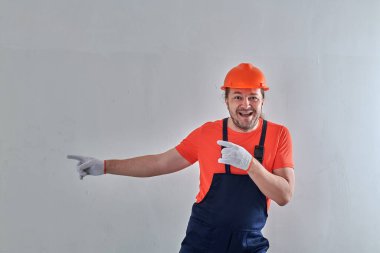 Tamir için dairede duvarda bir usta var.