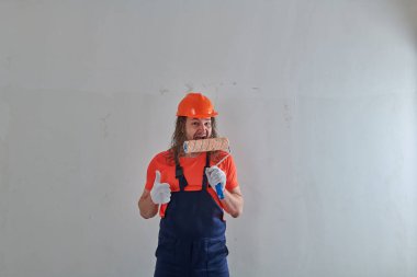 İlginç tamirci tekerleği ısırdı.
