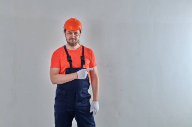 Beyaz eldivenli sert bir mühendis ellerini kaldırdı.