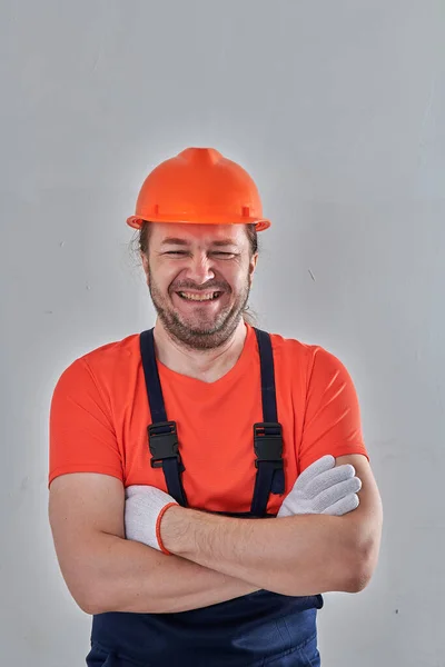 Capacete de construção laranja em um homem em um apartamento — Fotografia de Stock