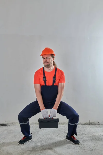 De master heeft een zware gereedschapskoffer — Stockfoto