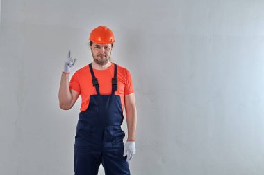 Beyaz eldivenli önemli bir mühendis ellerini kaldırdı.