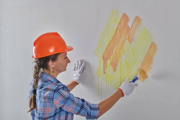 Maler in weißen Handschuhen bemalt die Wand — Stockfoto