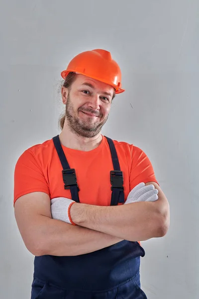 Retrato guapo de un constructor sobre un fondo de pared —  Fotos de Stock