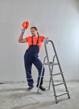 Dans eden tamirci merdivene yaslandı.