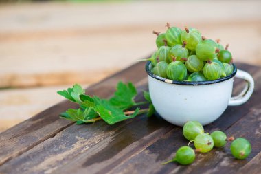 Sulu yeşil bektaşi üzümleri koyu bir arka planda yatar.