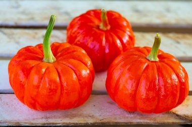 Ahşap arka planda dekoratif turuncu balkabakları