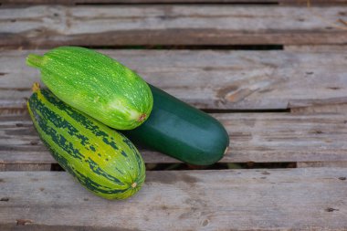 Tahtada küçük renkli kabaklar var.