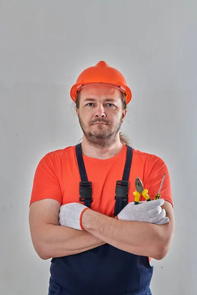 Der Bauunternehmer kam, um Reparaturen in der Wohnung durchzuführen — Stockfoto