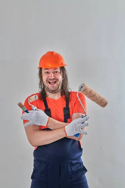 Zabawny mechanik z narzędziami do naprawy mieszkania — Zdjęcie stockowe