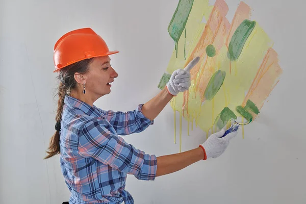 Riparatrice in cerca di colore sulla parete — Foto Stock