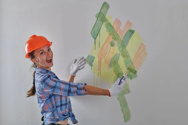 Веселый дизайнер пробует цвета для стен — стоковое фото