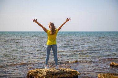 Hazar Denizi 'nin taşında duran bir kadın var.