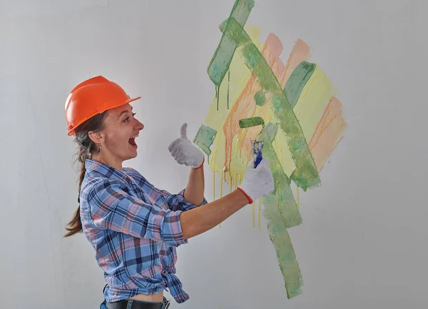 Zeer vrolijke ontwerper probeert kleuren voor de muren — Stockfoto