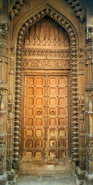 Tapınağın kapısı ve taşların üzerine oyma kompleksi çok güzeldir.