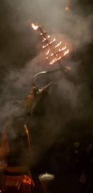 Akşamları Hindular büyük bütünsel düzenlemelerle Ganj Nehri 'ni avlarlar.