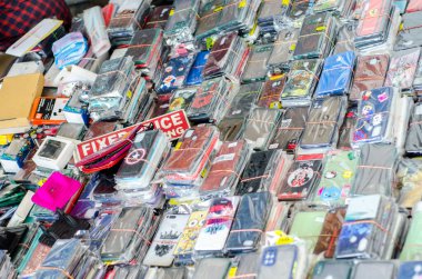 Yol kenarında satılan cep telefonları.